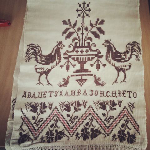 ДВА ПЕТУХА И ВАЗОН С ЦВЕТО