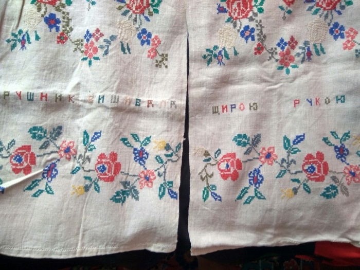 щирою рукою рушник вишивала